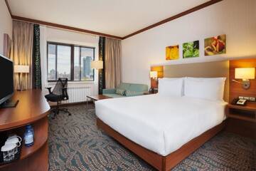 Номер с кроватью размера «queen-size» в Отеле Hilton Garden Inn Astana